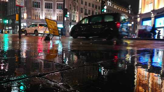 城市雨夜人行道湿路面的低天使镜头