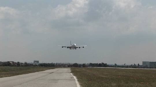 航空公司的飞机降落在通用机场视频素材模板下载