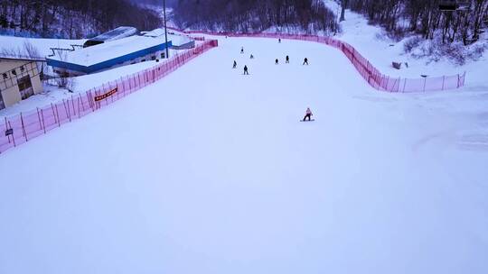 东北滑雪跟随航拍视频