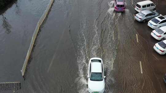 雨后积水的城市道路