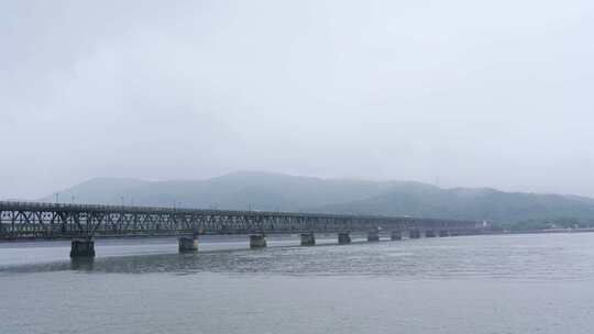 杭州钱塘江大桥雨天风景