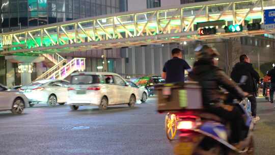 都市城市夜晚夜景人群行人人流汽车车辆车流