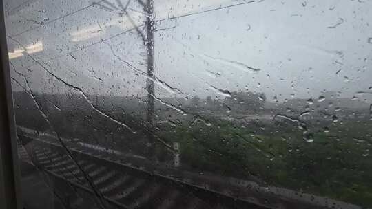 在高铁上窗外狂风暴雨车窗外