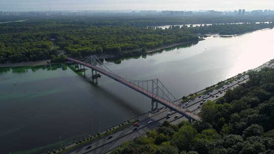 无人机鸟瞰基辅人行桥Truchaniv岛和第聂伯河