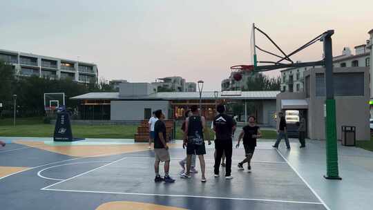 阿那亚小区居民打篮球视频素材模板下载