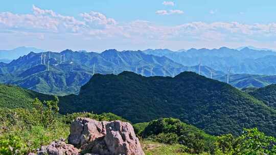 夏季绿色高山蓝天白云与风力发电机组