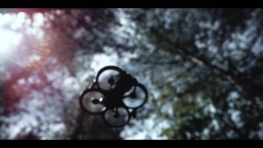 FPV穿越机无人机起飞气流吹飞树枝泥土3视频素材模板下载