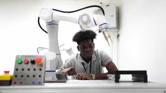 机器人工程师将传感器安装到机器人研究设施