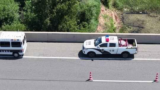 公路上的警车与执法车