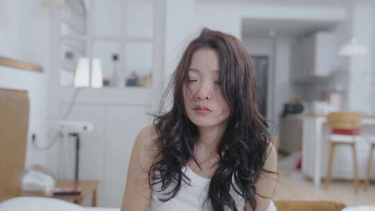 失眠的女性不想起床