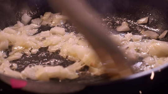 将生鸡胸肉切成丁加入炒洋葱中，放在热炉子