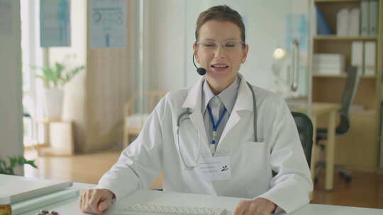 在线咨询期间女医生在镜头前讲话视频素材模板下载