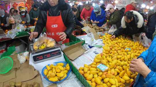 农历新年，重庆长生赶集市场迎来众多市民