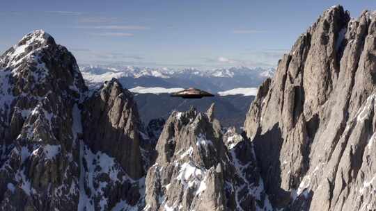 飞碟Ufo编队飞行，阿尔卑斯山，空中