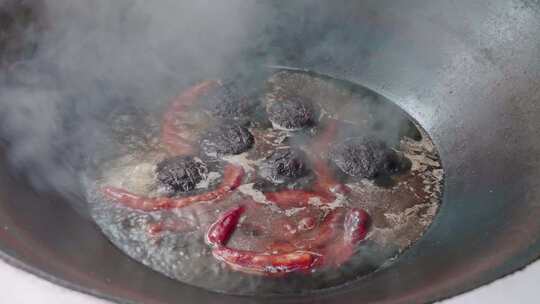 农村年味柴火做饭柴火炒肉切香肠烹饪过程