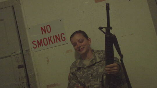 士兵在禁烟标志前点燃香烟