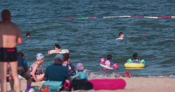 8k实拍盛夏的海边度假的人群