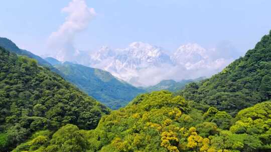 青山环绕中的雪山远景