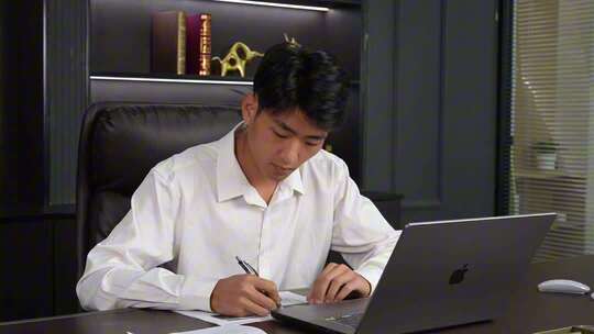 办公室男士打电话电脑打字