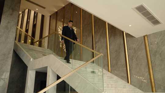 高端会所商务男士从楼梯走下来驻足观看视频素材模板下载