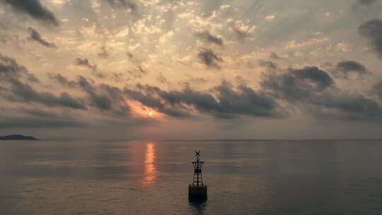 航拍夕阳余晖下的海洋浮标