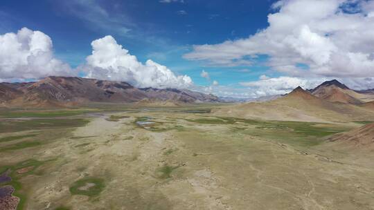 广袤无际的西藏草甸