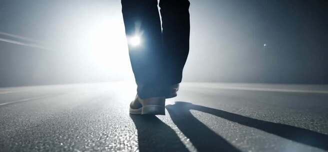 脚步行走背影前行