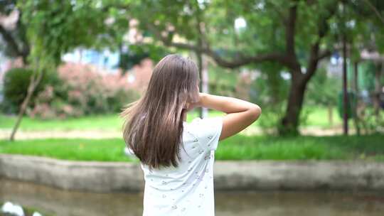 摄像机捕捉到一名年轻女子玩头发