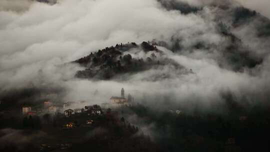 山脉上云雾缭绕的村庄