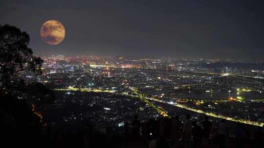 中秋节山顶上中秋赏月城市月亮升起延时夜景视频素材模板下载