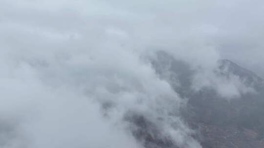 云雾绕泰山