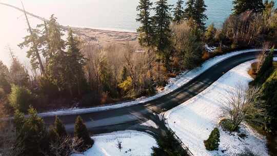 海边冬季景观中的道路无人机视图