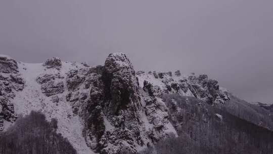 雪山的单色无人机视频