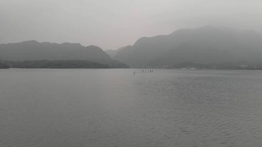 航拍雨雾阴天庐山西海水面桨板运动视频素材模板下载