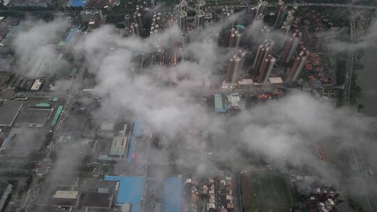 平流雾下的城市