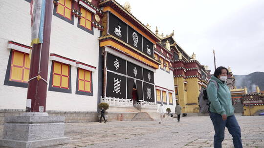 松赞林寺建筑外墙大门