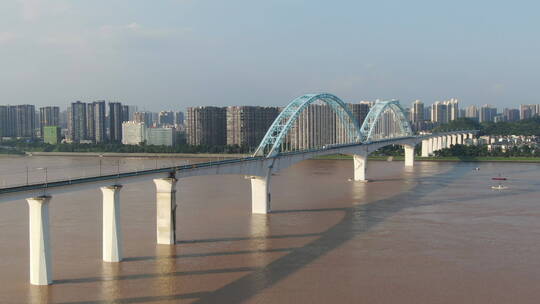武汉高铁站航拍高铁开过来桥河log