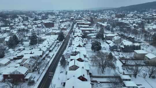 冬天下雪的美国城镇，汽车在笔直的主要街道