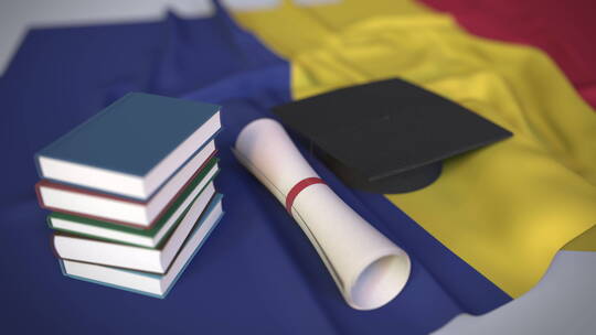 罗马尼亚国旗上的毕业帽和文凭视频素材模板下载