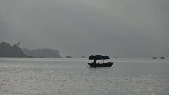清晨邛海湖面的渔船