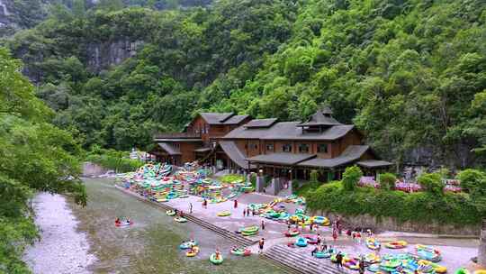 山间河畔漂流起点场景