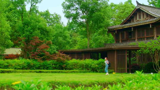 女孩从古建走出欣赏中式建筑田园风景