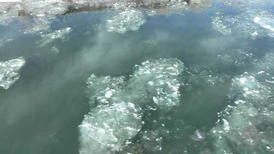 初冬河流雪景冰凌浮冰顺流而下