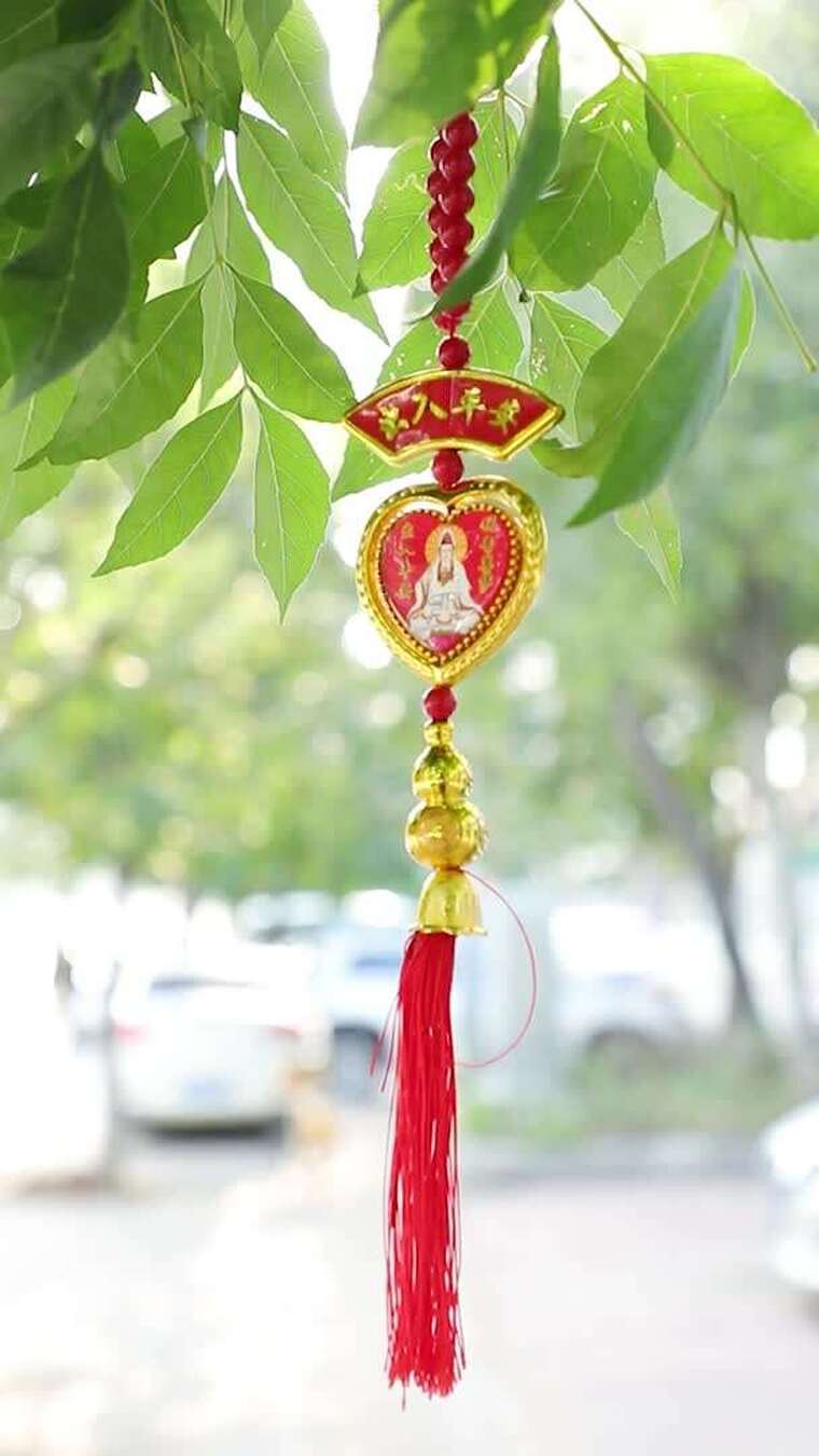 树上悬挂的平安祈福挂件