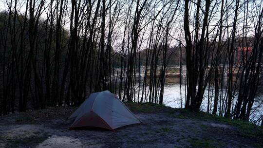 实拍河边露营帐篷