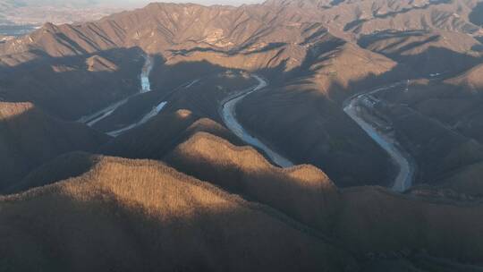 航拍山脉地质公园沟壑峰峦风光雄威高山湖泊