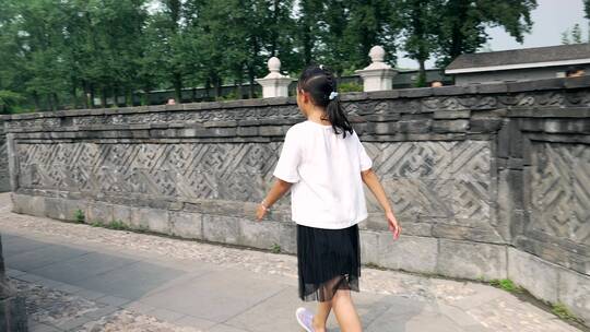 4K实拍在颐和园迷宫黄花阵游玩的中国女孩