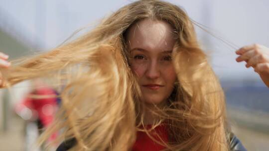 女子的头发被风吹动视频素材模板下载