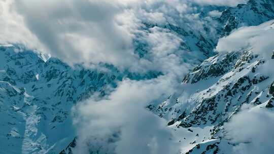 雪山云雾缭绕的壮观景象