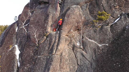 航拍两名登山者在攀岩